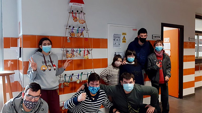 Gabonetarako apaingarri ederrak egin dituzte Eibar BHI-ko ZIG gelako ikasleek