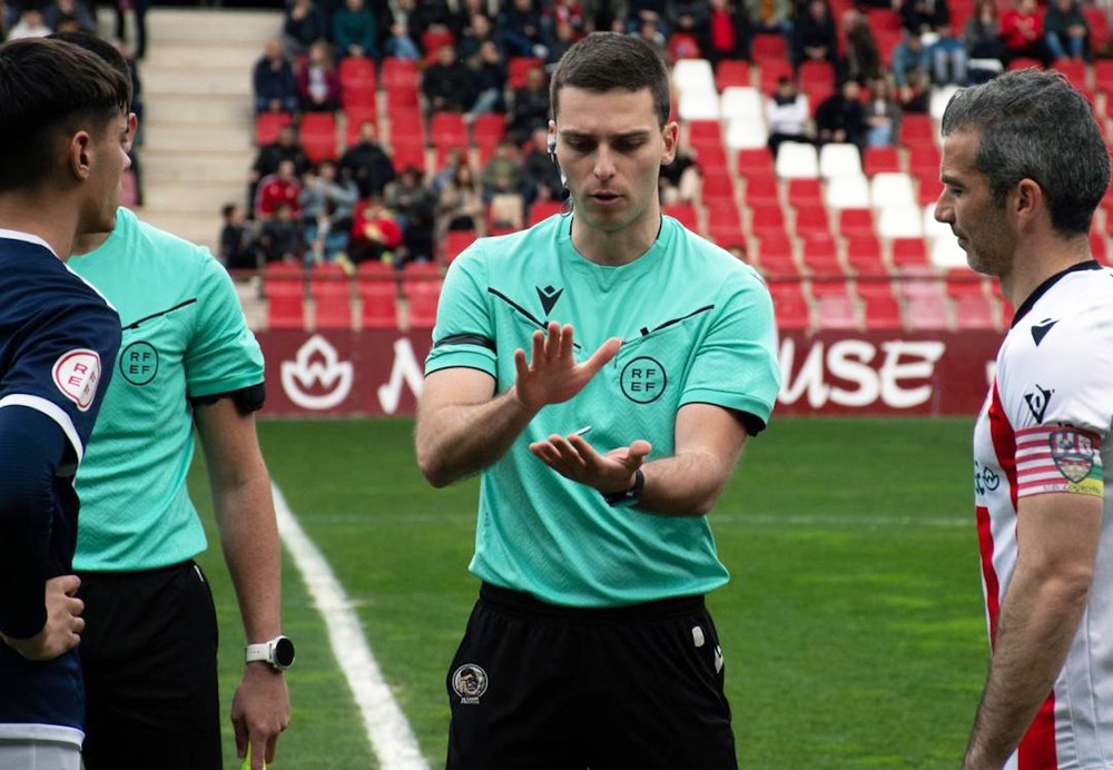 Gaizka Altuna eta Markel Gutierrez futboleko arbitroak mailaz igo dituzte