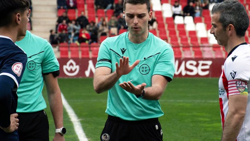 Gaizka Altuna eta Markel Gutierrez futboleko arbitroak mailaz igo dituzte