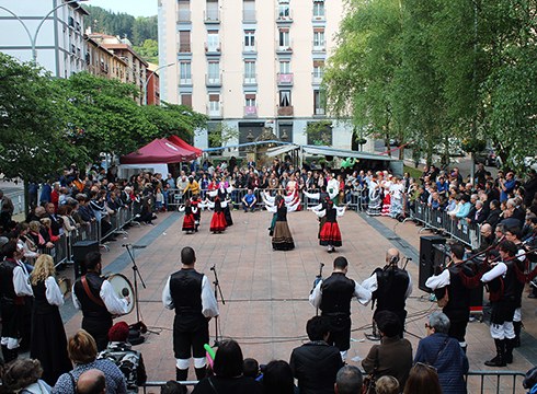 Galiziako Etxekoek antolatutako jaiak jende asko erakarri du Urkizura asteburuan