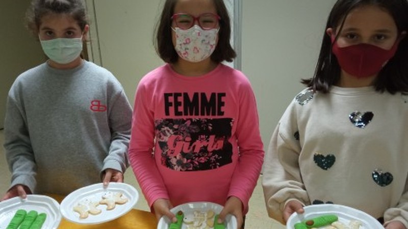 Galleta beldurgarri-gozoak egiten arratsalde polita pasa zuten familiek