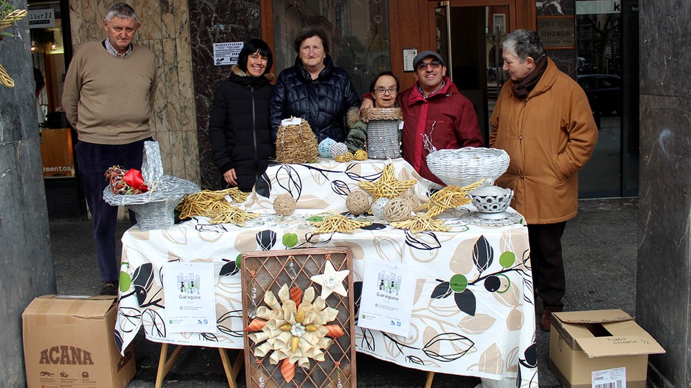 Garaguneko erabiltzaileek egindako eskulanak eta apaingarriak saltzen egongo dira bihar