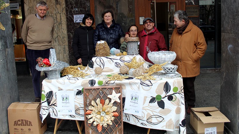 Garaguneko erabiltzaileek egindako eskulanak eta apaingarriak saltzen egongo dira bihar