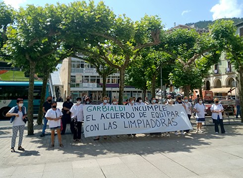 Garbialdi Udaleko azpikontratako langileek elkarretaratzea egin dute lan-baldintzak parekatzea eskatzeko