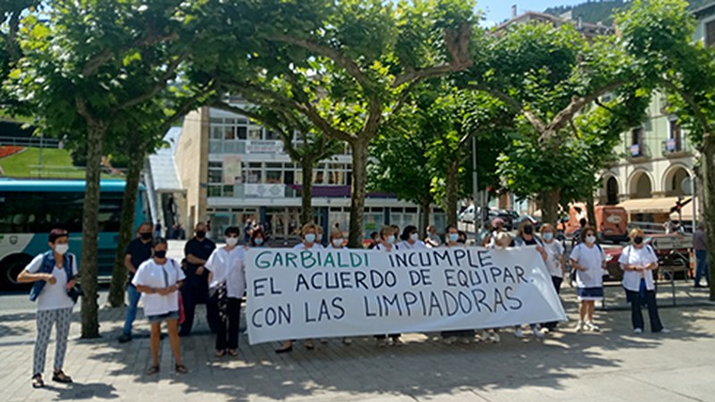 Garbialdi Udaleko azpikontratako langileek elkarretaratzea egin dute lan-baldintzak parekatzea eskatzeko