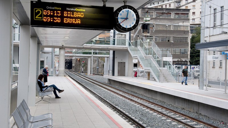 Garraio publikoaren ordutegian aldaketak egongo dira biharko greba dela eta