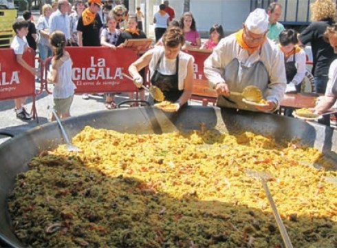 Gaur abiatu dira asteburu osoan luzatuko diren Abontzako Jaiak