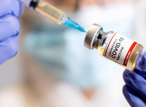 Gaur arratsaldean irekiko da 59 eta 55 urte bitartekoei Covid-19aren aurkako txertoa jartzeko webgune bidezko hitzordua