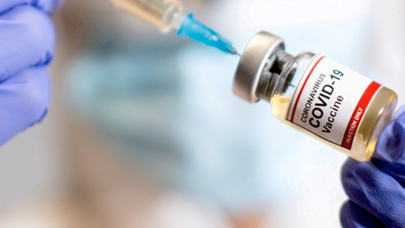 Gaur arratsaldean irekiko da 59 eta 55 urte bitartekoei Covid-19aren aurkako txertoa jartzeko webgune bidezko hitzordua