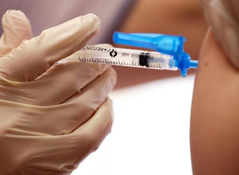 Gaur arratsaldean SMS-ak bidaliko zaizkie 79 urtetik beherakoei, txertoa jartzeko hitzordua hartu ahal izateko