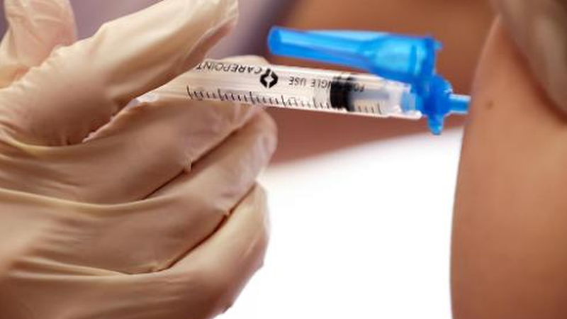 Gaur arratsaldean SMS-ak bidaliko zaizkie 79 urtetik beherakoei, txertoa jartzeko hitzordua hartu ahal izateko