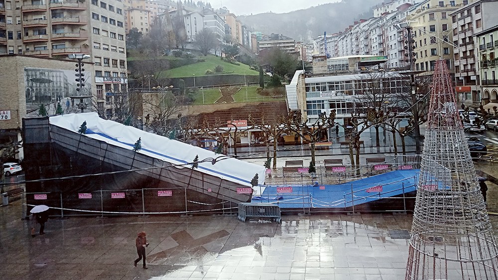 Gaur arratsaldean zabalduko dute Untzaga plazan ipini duten Gabonetako izotz-txirrista
