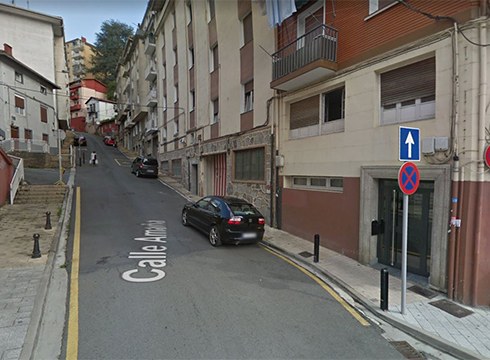Gaur debekatuta dago Amaña kalean eta Untzaga plazako 11. zenbakian aparkatzea