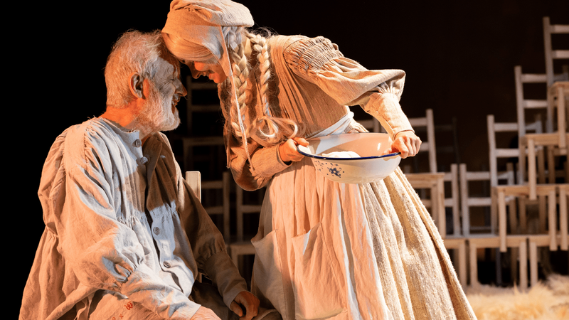 Gaur “Esnearen kolorekoa” eta bihar “Del color de la leche” Antzerki Jardunaldietan