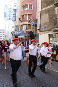 Gaur goizeko kalejiran gazteek inguratuta ibili dira Lizarrako dultzaineroak