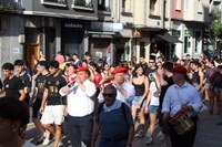 Gaur goizeko kalejiran gazteek inguratuta ibili dira Lizarrako dultzaineroak