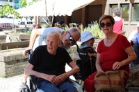 Gaur goizeko kalejiran gazteek inguratuta ibili dira Lizarrako dultzaineroak