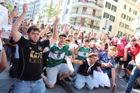 Gaur goizeko kalejiran gazteek inguratuta ibili dira Lizarrako dultzaineroak