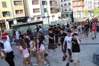 Gaur goizeko kalejiran gazteek inguratuta ibili dira Lizarrako dultzaineroak