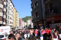 Gaur goizeko kalejiran gazteek inguratuta ibili dira Lizarrako dultzaineroak