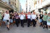 Gaur goizeko kalejiran gazteek inguratuta ibili dira Lizarrako dultzaineroak