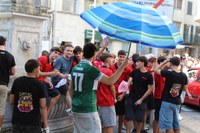 Gaur goizeko kalejiran gazteek inguratuta ibili dira Lizarrako dultzaineroak