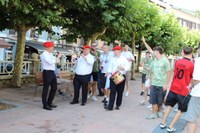 Gaur goizeko kalejiran gazteek inguratuta ibili dira Lizarrako dultzaineroak