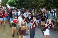 Gaur goizeko kalejiran gazteek inguratuta ibili dira Lizarrako dultzaineroak