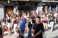 Gaur goizeko kalejiran gazteek inguratuta ibili dira Lizarrako dultzaineroak