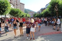 Gaur goizeko kalejiran gazteek inguratuta ibili dira Lizarrako dultzaineroak