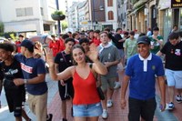 Gaur goizeko kalejiran gazteek inguratuta ibili dira Lizarrako dultzaineroak