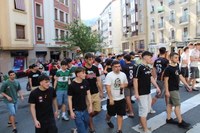 Gaur goizeko kalejiran gazteek inguratuta ibili dira Lizarrako dultzaineroak