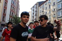 Gaur goizeko kalejiran gazteek inguratuta ibili dira Lizarrako dultzaineroak