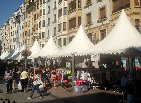 Gaur goizetik dago zabalik udako merkealdien azoka Toribio Etxebarria kalean