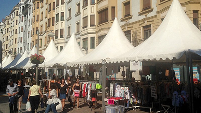 Gaur goizetik dago zabalik udako merkealdien azoka Toribio Etxebarria kalean