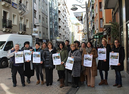 Gaur hasi den “Eskatu euskaraz, eskaini euskaraz. Zuk aukeratzen duzu” kanpainarekin bat egin dute Eibarren ere