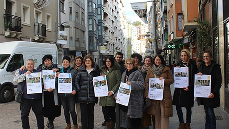 Gaur hasi den “Eskatu euskaraz, eskaini euskaraz. Zuk aukeratzen duzu” kanpainarekin bat egin dute Eibarren ere