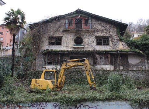 Gaur hasi dituzte Mekola kaleko txaleta eraisteko beharrak