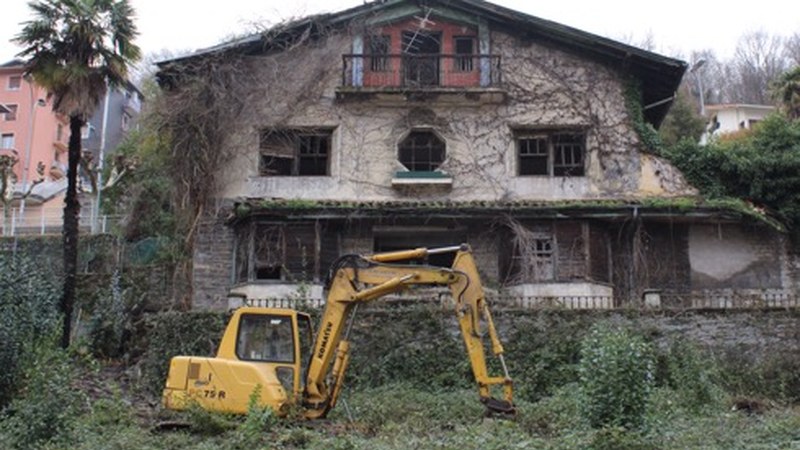 Gaur hasi dituzte Mekola kaleko txaleta eraisteko beharrak