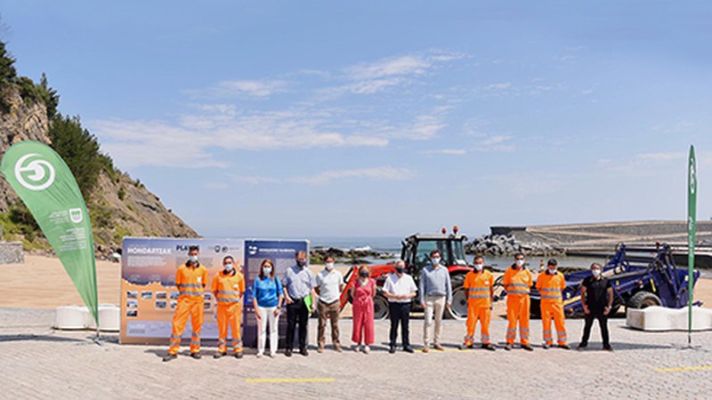 Gaur hasi dute udako hondartza-denboraldia Mutrikuko portuko hondartzan