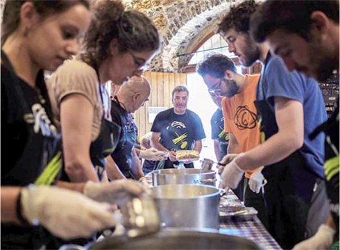 Gaur hasiko da Greziako errefuxiatuei jaten eman ahal izateko janari bilketa