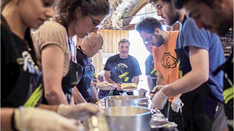 Gaur hasiko da Greziako errefuxiatuei jaten eman ahal izateko janari bilketa