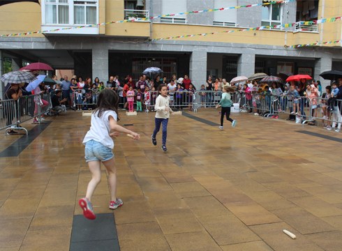 Gaur hasiko dira Karmen kaleko jaiak