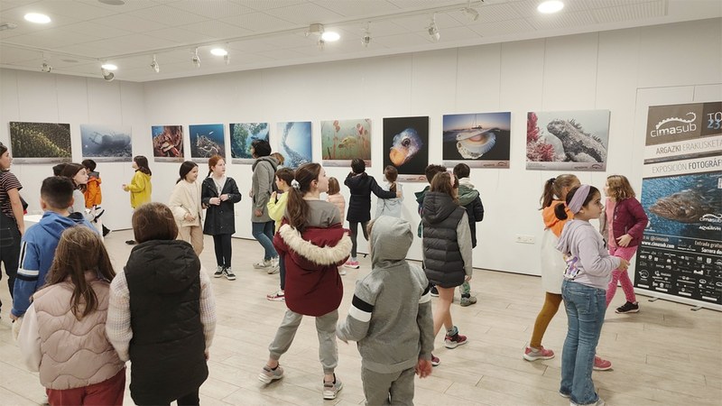 Gaur inauguratuko diren bi argazki erakusketekin hasiko da Nazioarteko Itsaspeko Zinema Zikloaren Eibarko Tourra