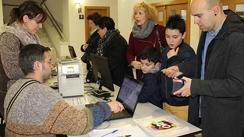 Gaur itxiko dute antzerkirako sarreren aurresalmenta Coliseo antzokiko sarreran
