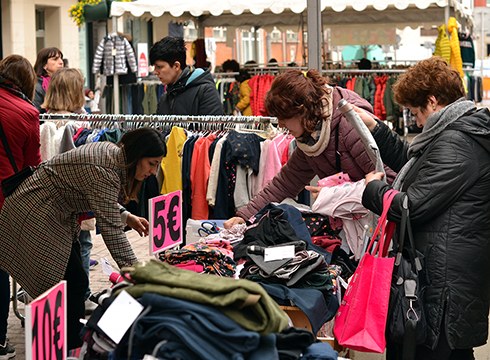 Gaur zabaldu dute neguko beherapenen azoka Toribio Etxebarria kalean