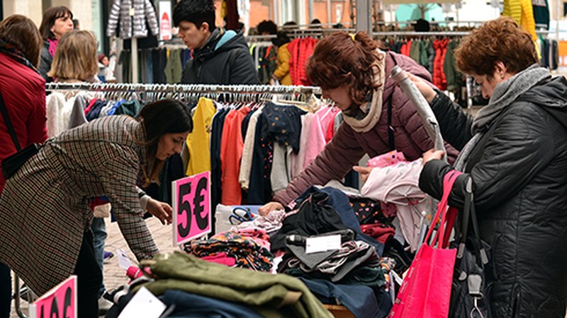 Gaur zabaldu dute neguko beherapenen azoka Toribio Etxebarria kalean