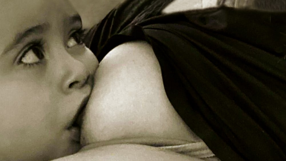 Gaur zabalduko dute "Amagandiko edoskitzea" argazki-erakusketa Topalekuan