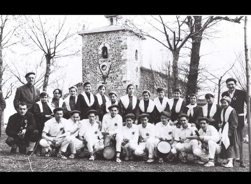 Gaurko egunez eskaini zuen 1958an lehen emanaldia Kezka dantza taldeak