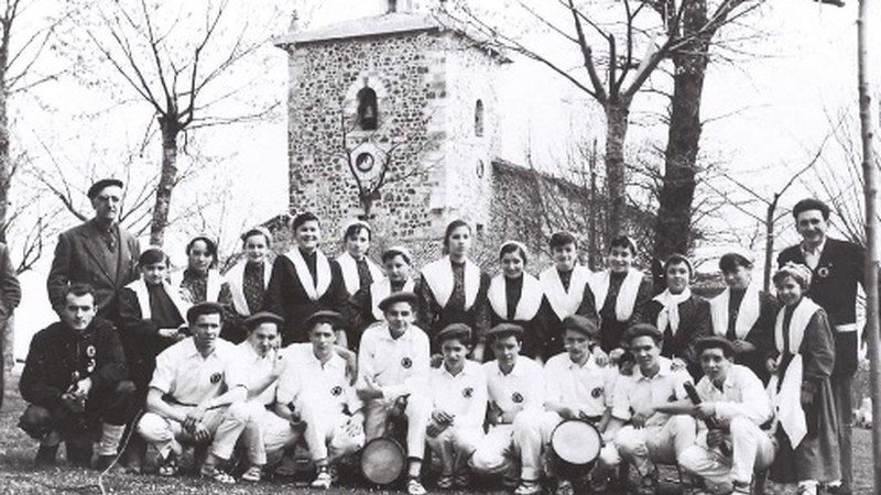 Gaurko egunez eskaini zuen 1958an lehen emanaldia Kezka dantza taldeak